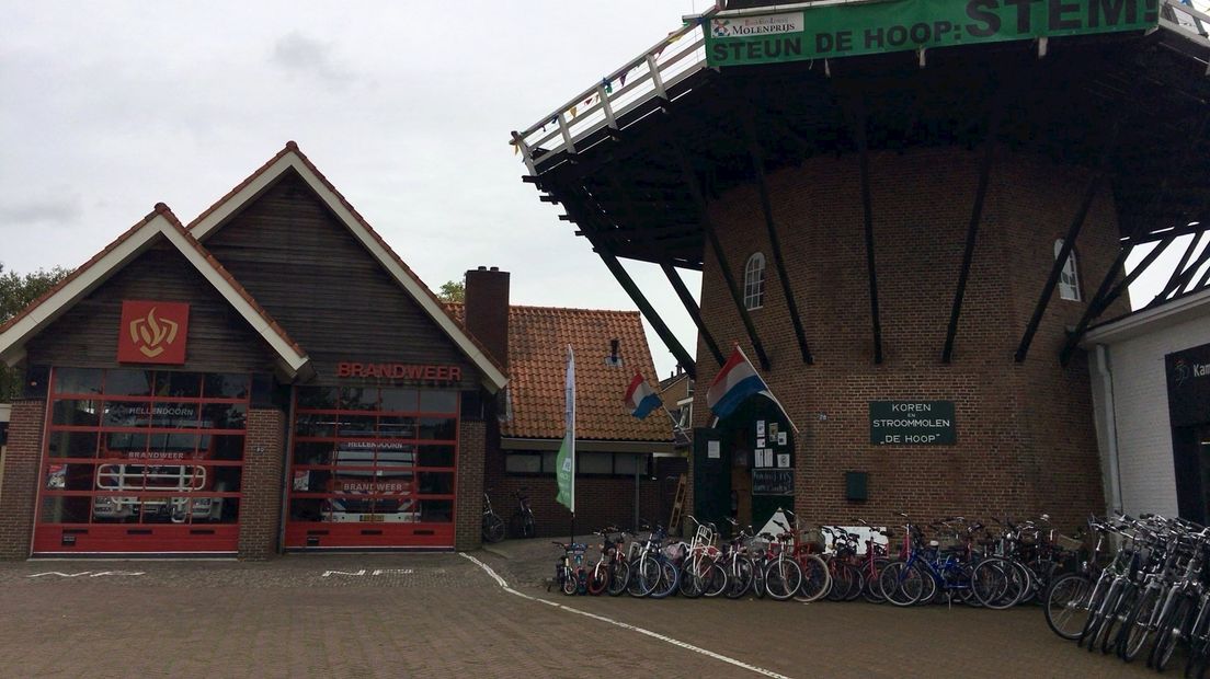 De brandweerkazerne ligt naast molen De Hoop