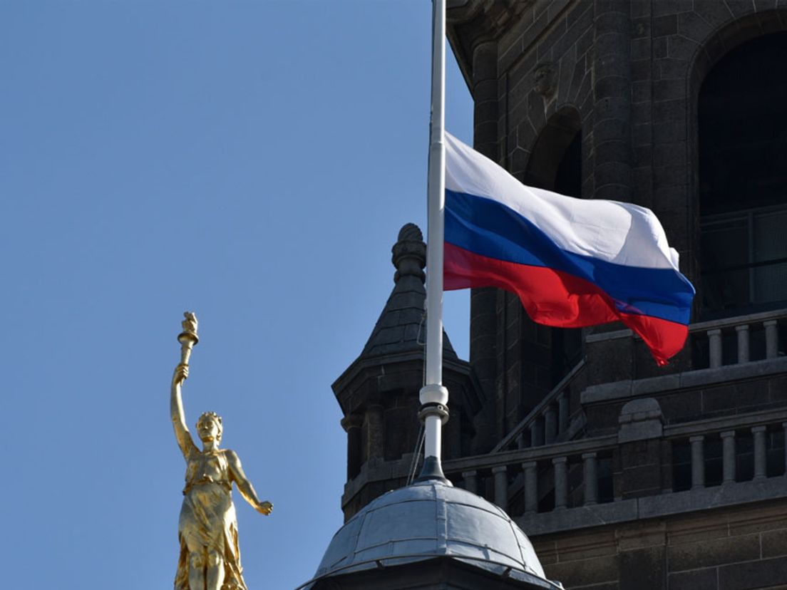 Russische vlag halfstok in Rotterdam