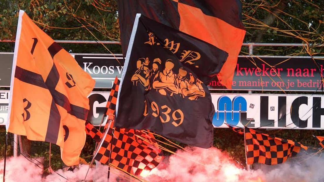 Vlaggen en vuurwerk bij een wedstrijd van Katwijk