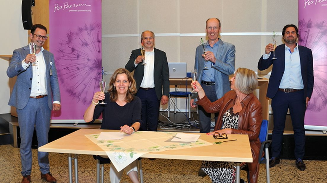 Vertegenwoordigers van zorgaanbieders en de gemeente Ede tekenden een intentieverklaring.