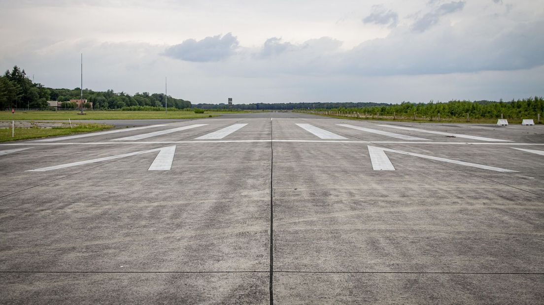 De start- en landingsbaan van Twente Airport