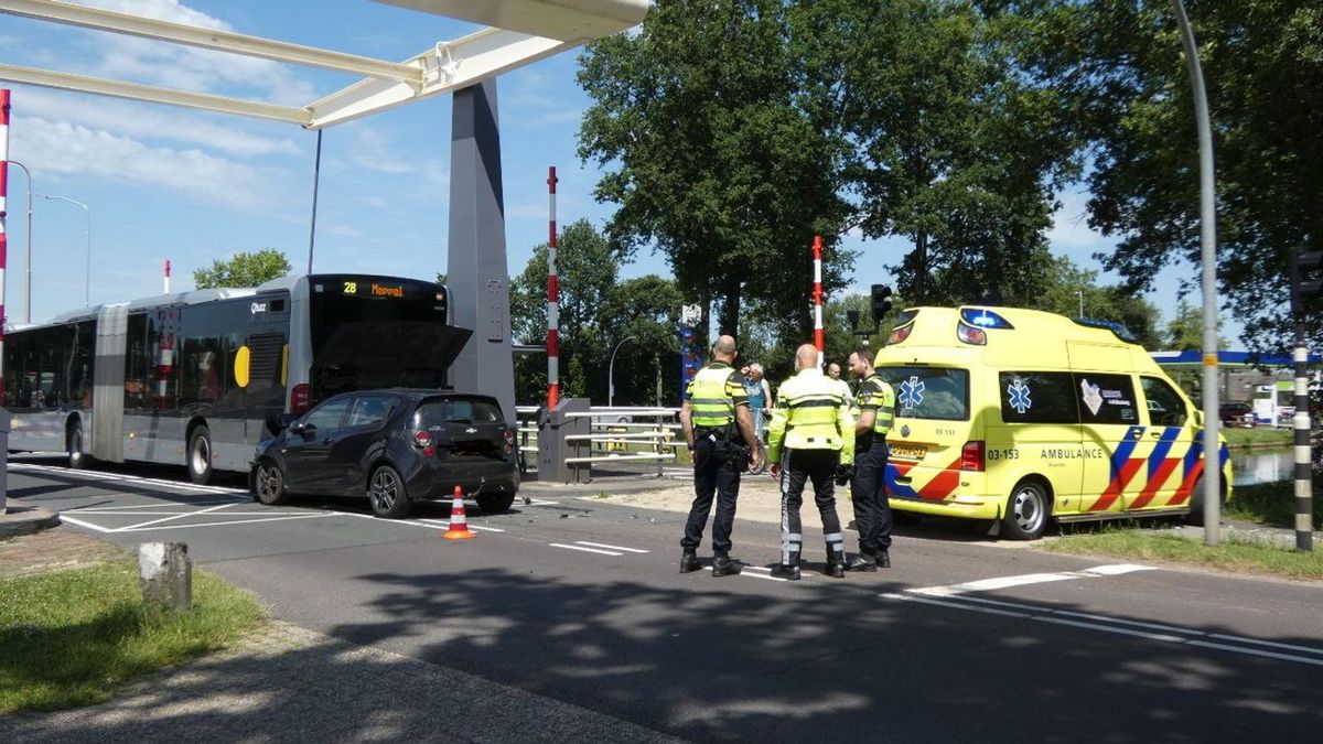 Auto botst op lijnbus bij Dieverbrug, gewonde naar ziekenhuis