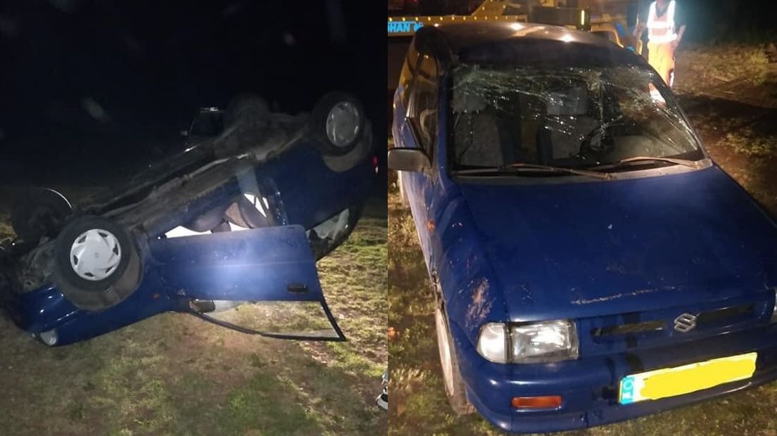 De vernielde auto.