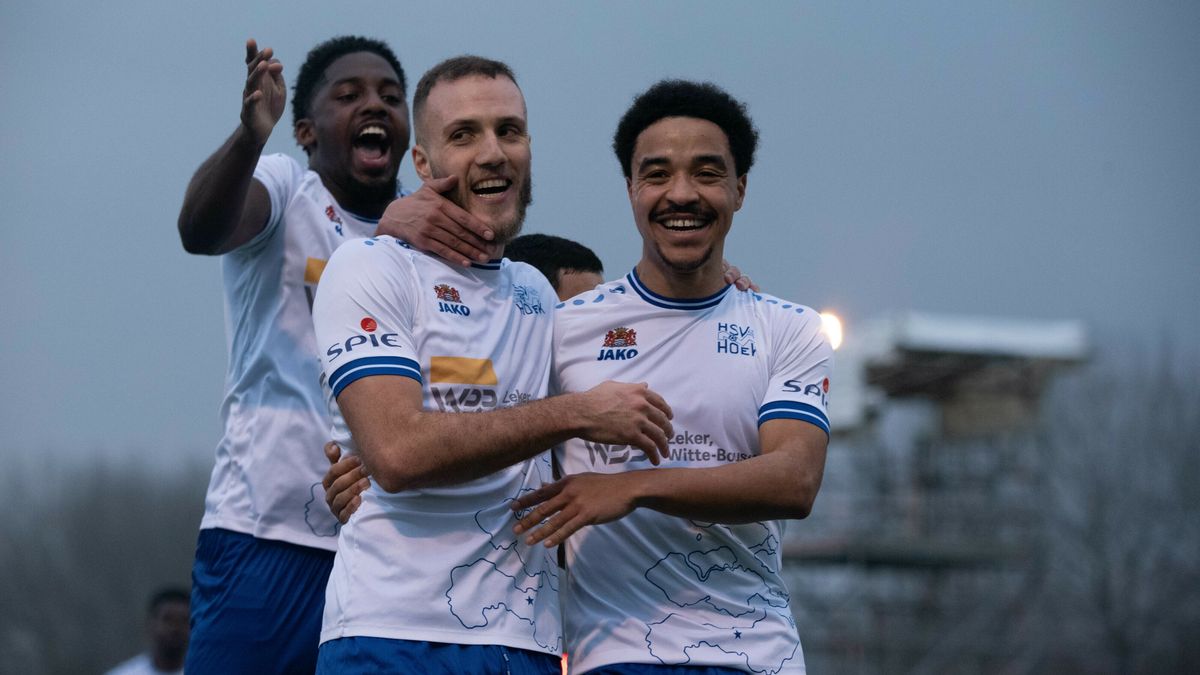 Hoek-spelers geven trainer De Nooijer het gewenste verjaardagscadeau