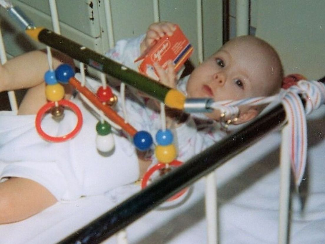 Nina als baby in het ziekenhuis, acht maanden oud.