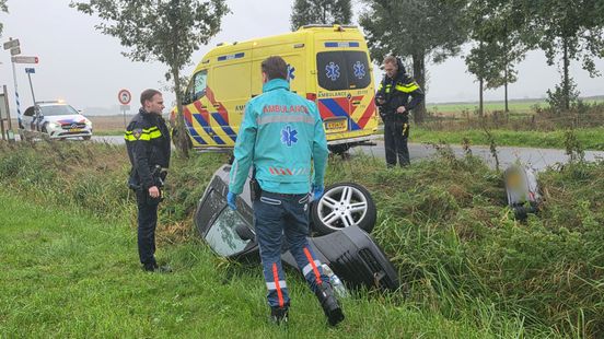 Auto mist einde van de weg en belandt in sloot