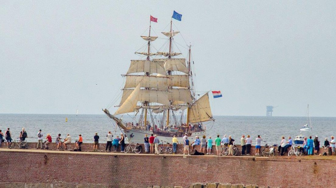 Het reusachtige zeilschip vaart de haven van Scheveningen binnen