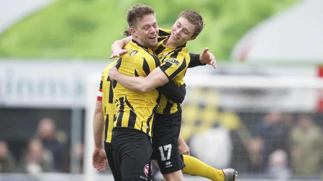 Jeroen Hessing en Niek Ossevoort vieren goal uitbundig 