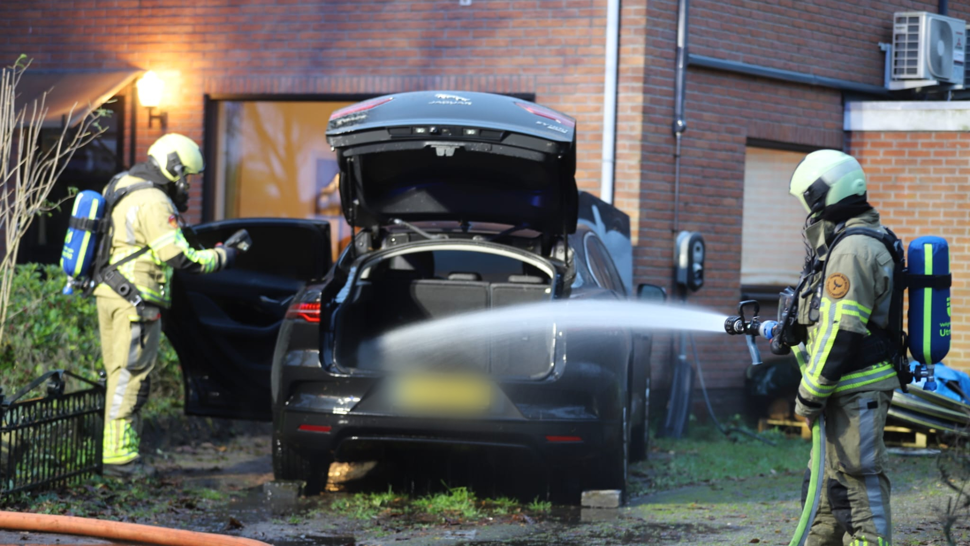 Brandweer urenlang druk met blussen van elektrische auto