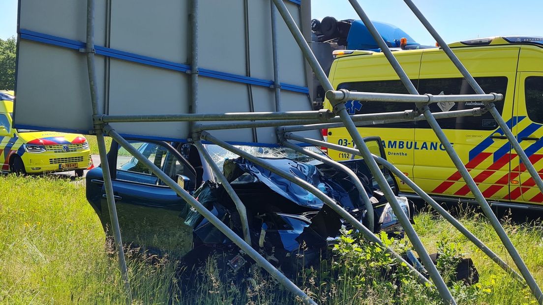 De man botste met zijn auto tegen een verkeersbord