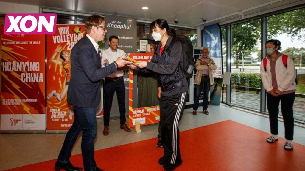 Wethouder Peter de Pater ontvangt de Chinese deelneemsters aan het WK. Foto: Gemeente Ede