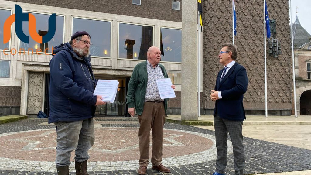 Overhandiging van de handtekeningen. Foto: Theo Kooijmans Overhandiging van de handtekeningen. Foto: Theo Kooijmans