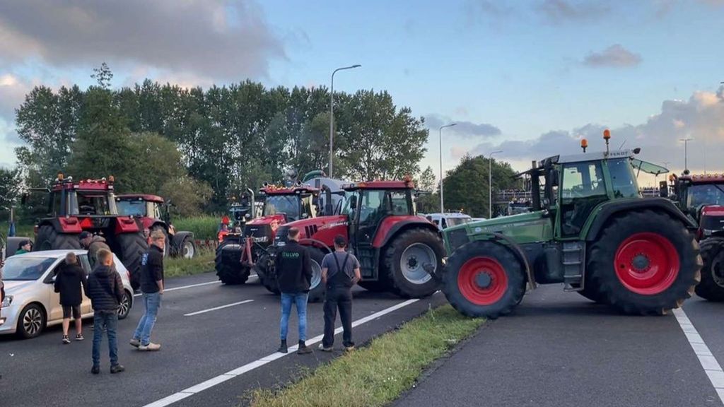 TERUGLEZEN | Boeren vertrekken van A28 na urenlange blokkade - RN7