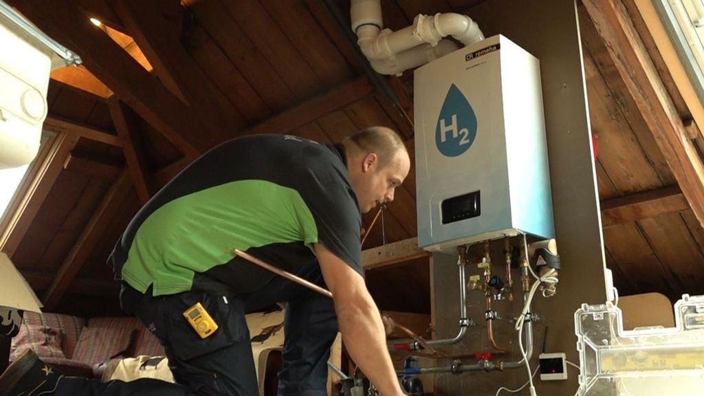 Een monteur werkt aan de waterstofleiding. Foto: Omroep Gelderland Een monteur werkt aan de waterstofleiding. Foto: Omroep Gelderland