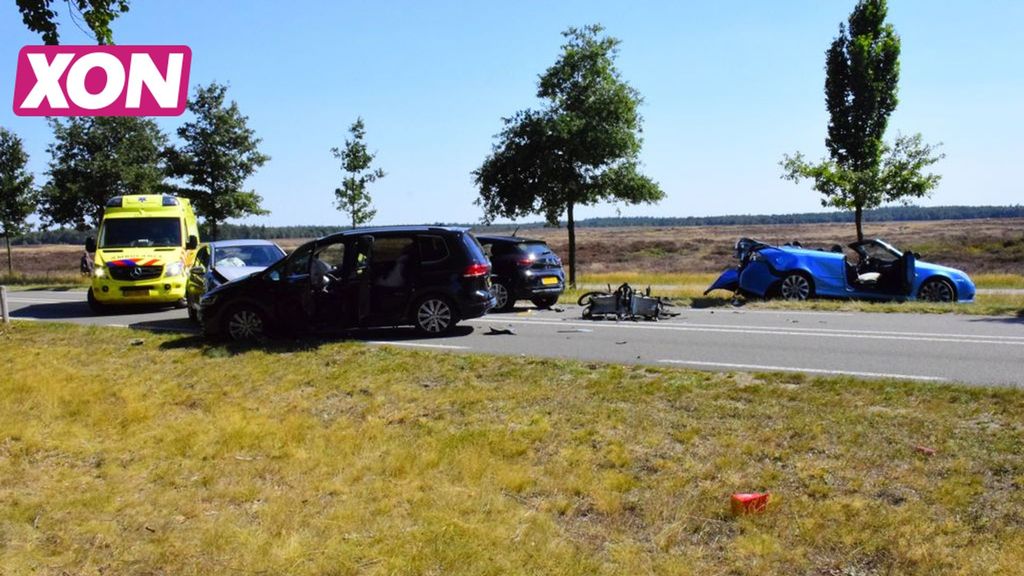 Frontale aanrijding met meerdere voertuigen in Ede. Foto: AS Media