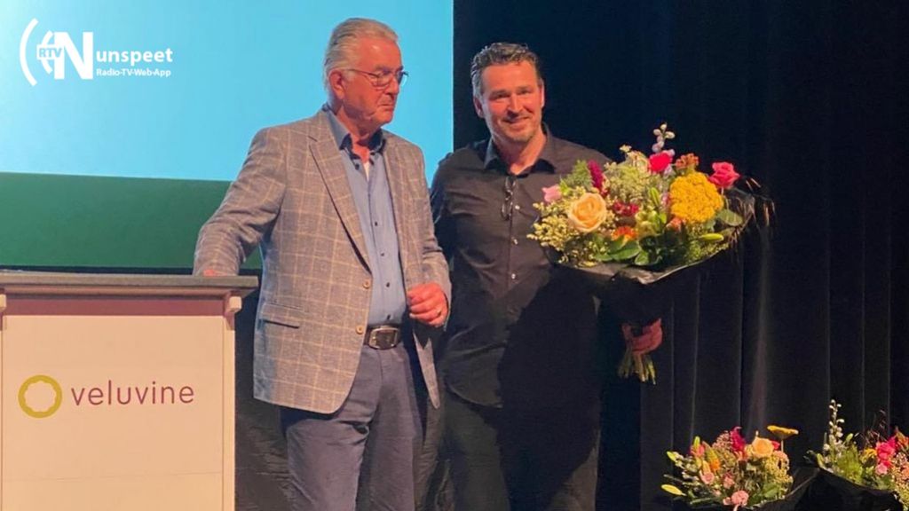 Peter Groeneveld (l) draagt het voorzitterschap over aan Cor Bouw (r). Foto: OVN Peter Groeneveld (l) draagt het voorzitterschap over aan Cor Bouw (r). Foto: OVN