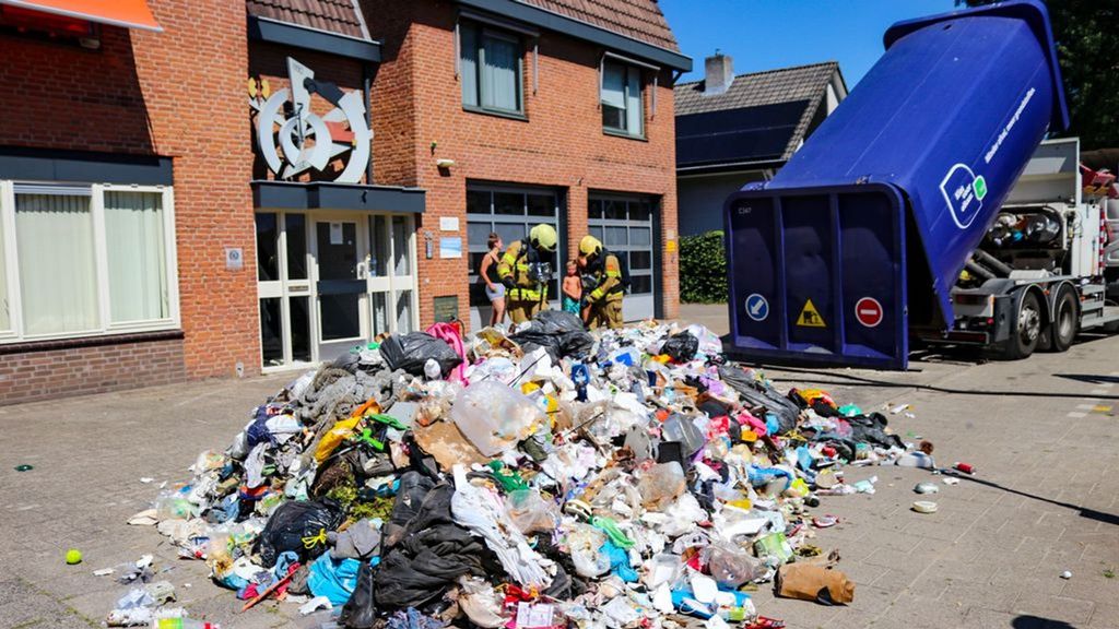 Een berg afval werd snel gedumpt bij een brandje in een vuilniswagen in Apeldoorn. Foto: Luciano de Graaf