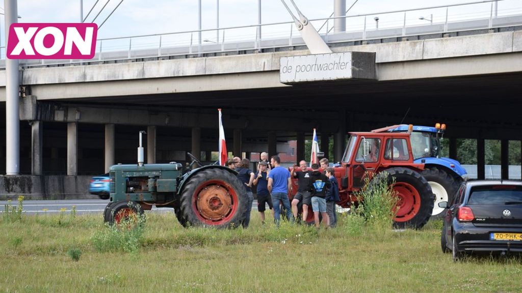 Boeren voeren protest bij opritten van snelwegen in Bennekom