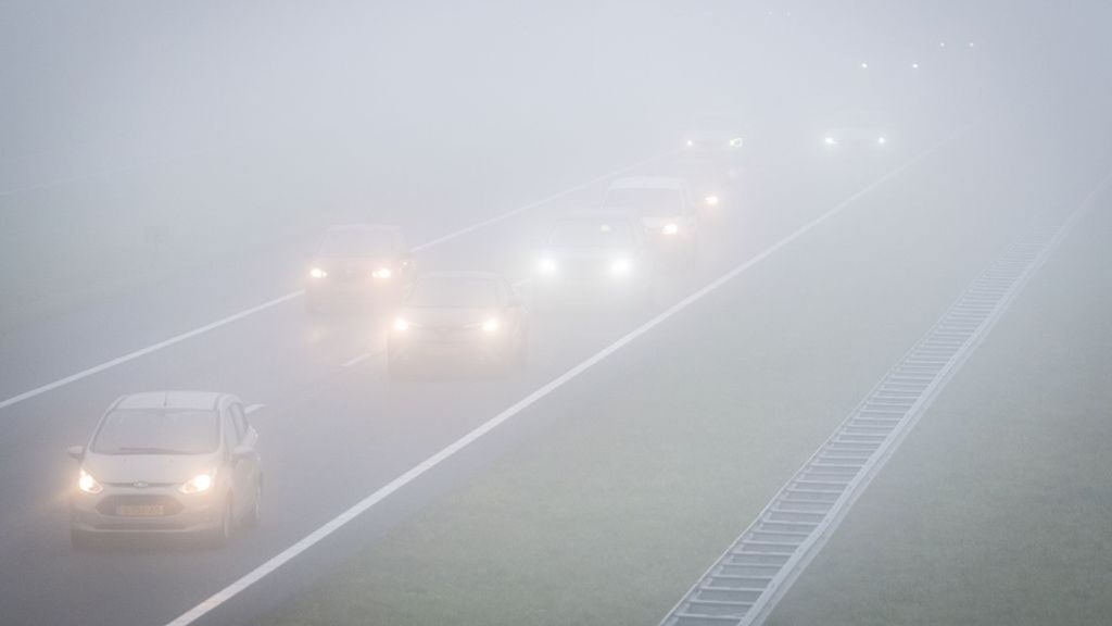 Dichte mist zorgt voor verkeershinder . Foto: ANP