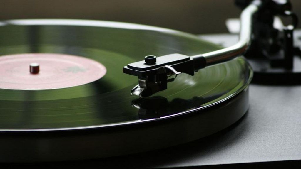 Wim zoekt iemand die zijn versterker kan repareren zodat hij weer via zijn lp speler muziek kan luisteren. Foto: pixabay