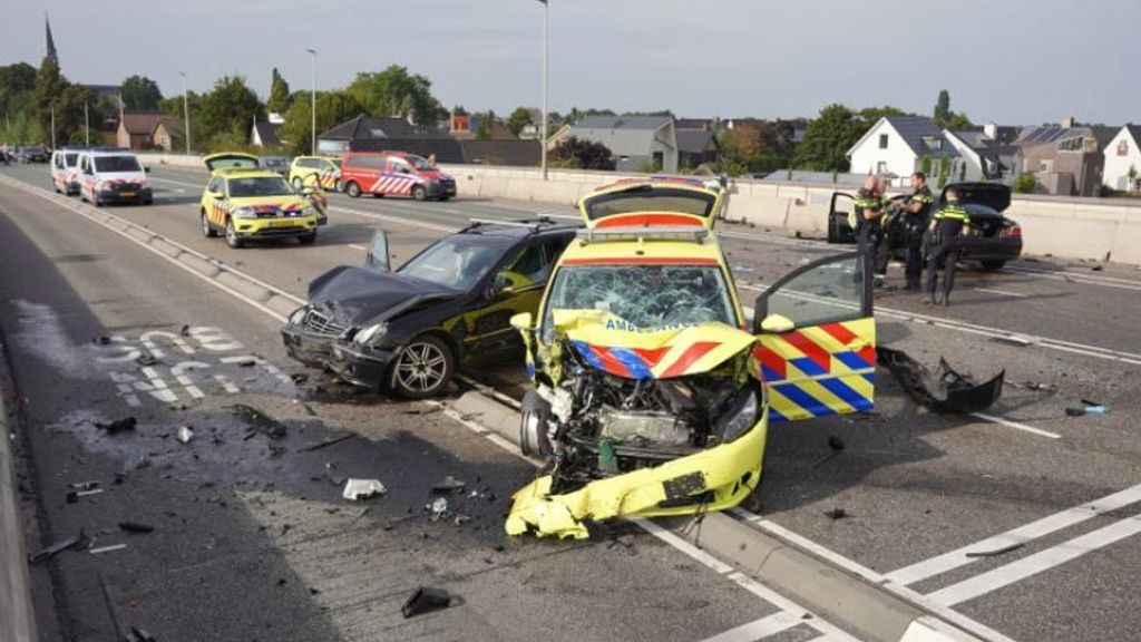 Bij het ongeval waren twee voertuigen betrokken. Foto: Persbureau Heitink Bij het ongeval waren twee voertuigen betrokken. Foto: Persbureau Heitink
