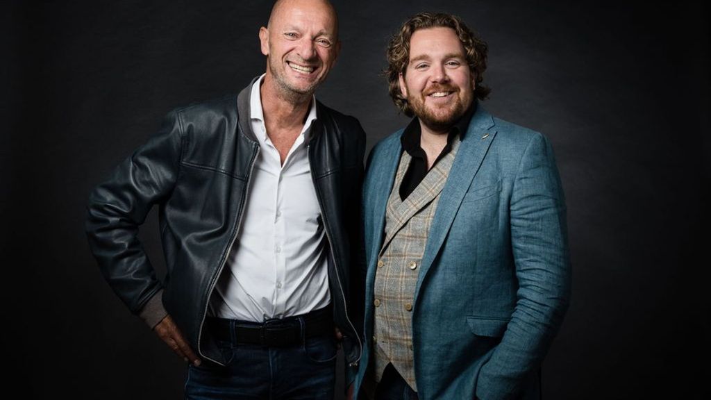 Muzikant Rob van Horssen (links) uit Beuningen heeft ALS. Rechts zijn producer Marvin Dee. Foto: Erik Jansen Fotografie Muzikant Rob van Horssen (links) uit Beuningen heeft ALS. Rechts zijn producer Marvin Dee. Foto: Erik Jansen Fotografie