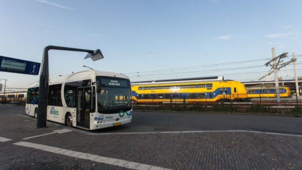 Trein en bus. Foto: Rrreis