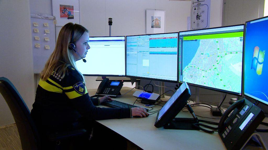 Annemarie Kuijt is een van de nieuwe krachten van de meldkamer van de politie Oost-Nederland in Apeldoorn. Foto: Omroep Gelderland Annemarie Kuijt is een van de nieuwe krachten van de meldkamer van de politie Oost-Nederland in Apeldoorn. Foto: Omroep Gelderland