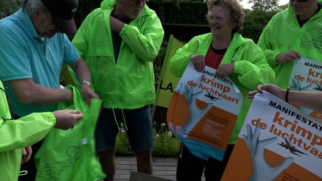 Demonstranten voeren actie tegen de luchtvaart. Foto: Omroep Gelderland Demonstranten voeren actie tegen de luchtvaart. Foto: Omroep Gelderland