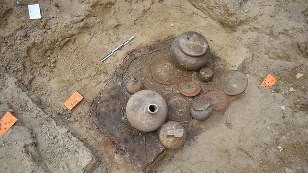 Enkele gevonden voorwerpen in Nijmegen bij de opgravingen. Foto: Provincie Gelderland