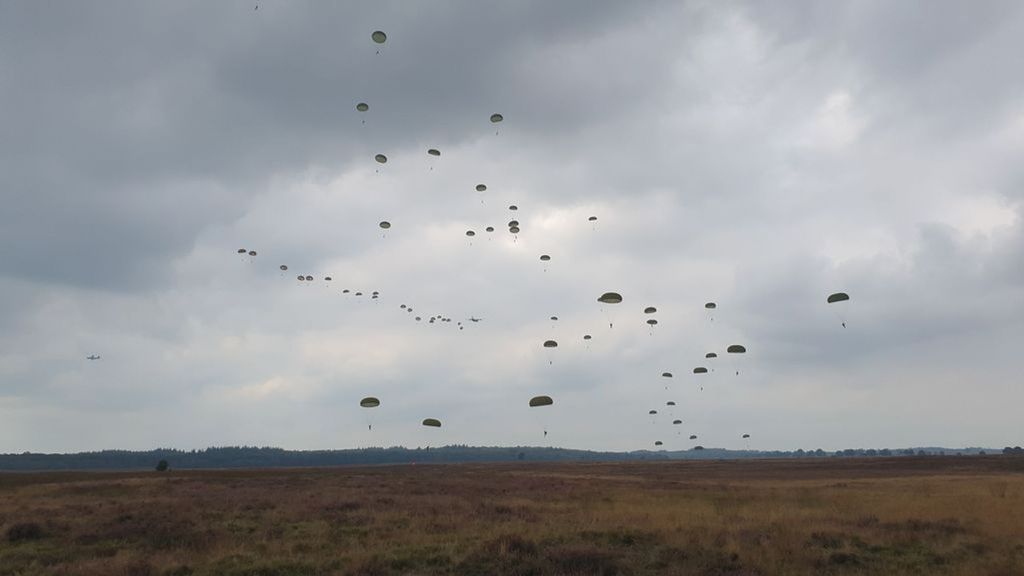 Militairen Oefenen Parachutesprongen Voor Airborne-herdenking - RN7