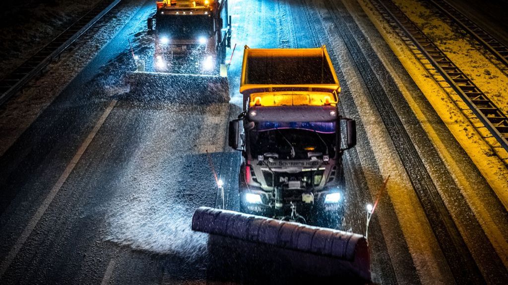 Sneeuwschuivers in actie tijdens de storm van vorig jaar. Foto: ANP Sneeuwschuivers in actie tijdens de storm van vorig jaar. Foto: ANP