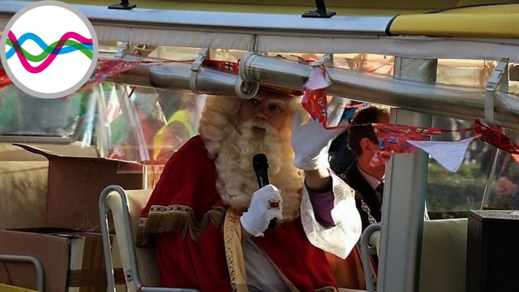 De Sint sprak de kinderen toe vanuit een treintje. Foto: Bert Roodbeek (Inhetlaag.nl) De Sint sprak de kinderen toe vanuit een treintje. Foto: Bert Roodbeek (Inhetlaag.nl)