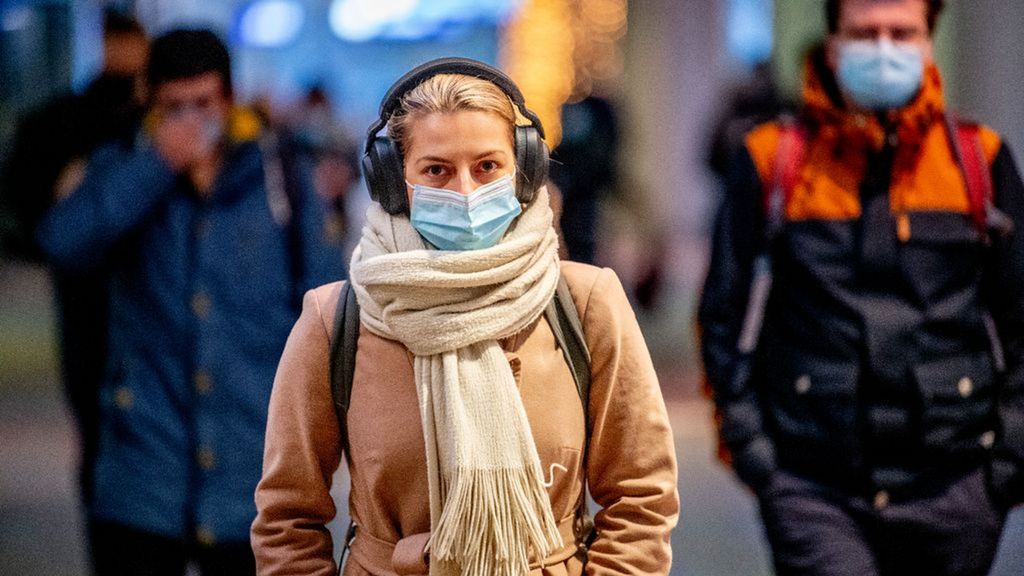 Een vrouw met een mondkapje op het station. Foto: ANP