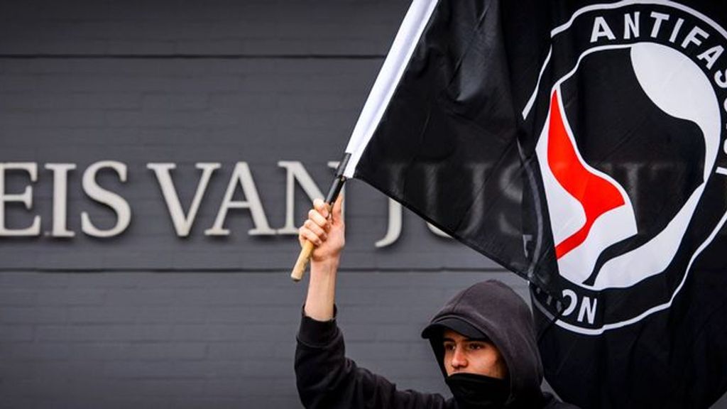 Een demonstrant van AFA. Foto: ANP Een demonstrant van AFA. Foto: ANP