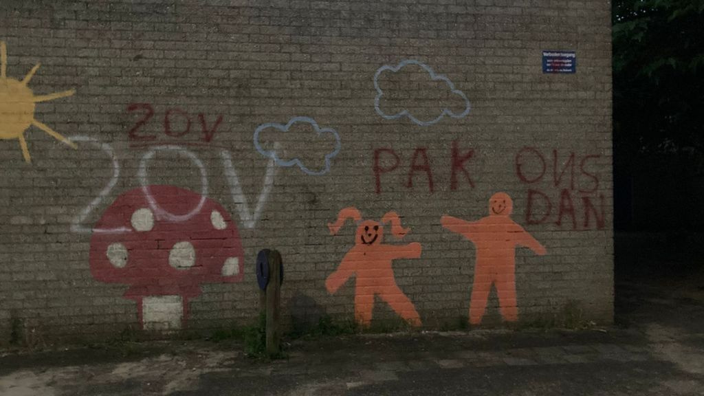De tekst 'Pak ons dan' op de muur van de basisschool in de wijk. Foto: Buurtbewoner Overstegen De tekst 'Pak ons dan' op de muur van de basisschool in de wijk. Foto: Buurtbewoner Overstegen