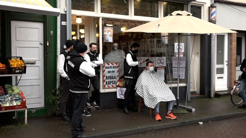 Kappers knippen op de stoep en voeren zo actie . Foto: Omroep Gelderland Kappers knippen op de stoep en voeren zo actie . Foto: Omroep Gelderland