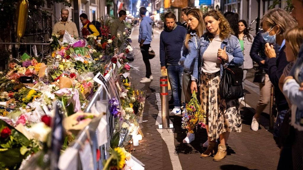 Een bloemenzee in Amsterdam op de plek waar De Vries werd neergeschoten. Foto: ANP Een bloemenzee in Amsterdam op de plek waar De Vries werd neergeschoten. Foto: ANP