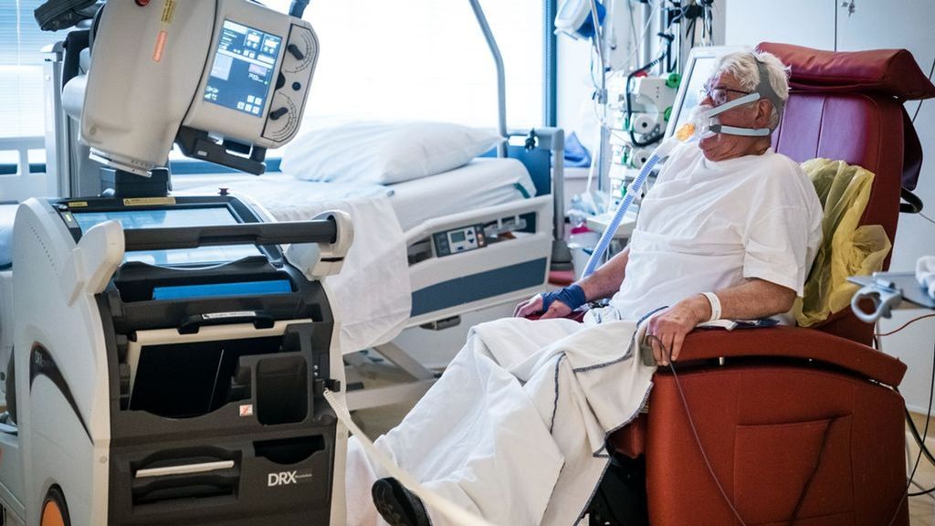 Een coronapatiënt krijgt een röntgenfoto van de longen op de intensive care. Foto: ANP Een coronapatiënt krijgt een röntgenfoto van de longen op de intensive care. Foto: ANP