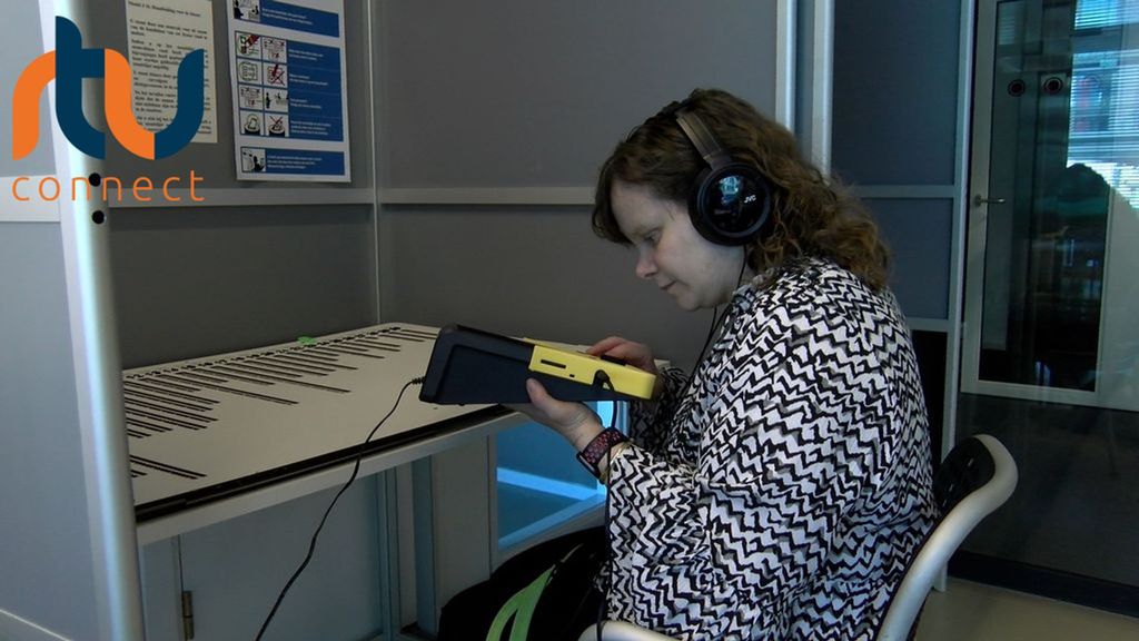 Marjolein van den Broek oefent met het stemmen. Foto: RTV Connect Marjolein van den Broek oefent met het stemmen. Foto: RTV Connect