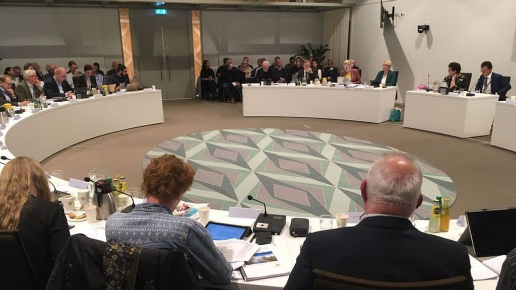 De Zevenaarse gemeenteraad bijeen in 2019 (vóór corona). Foto: Omroep Gelderland De Zevenaarse gemeenteraad bijeen in 2019 (vóór corona). Foto: Omroep Gelderland