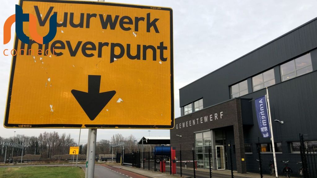 Het inleverpunt voor vuurwerk in Arnhem staat goed aangegeven op de verkeersborden. Foto: Arjan Hoefakker Het inleverpunt voor vuurwerk in Arnhem staat goed aangegeven op de verkeersborden. Foto: Arjan Hoefakker