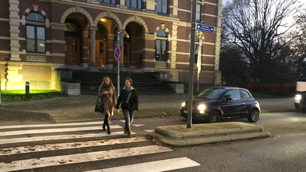 Hannie van den Brink en Diana van Dijk strijden voor een veilige Nieuwe Tielseweg. Foto: Omroep Gelderland