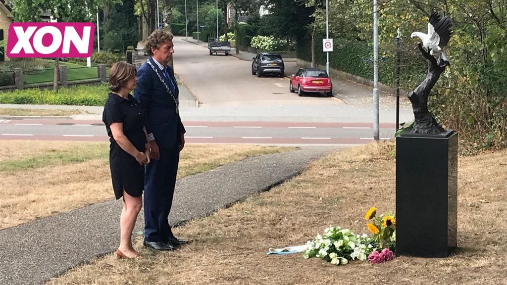 Burgemeester René Verhulst en wethouder Karin Bijl bij het Indië-monument . Foto: Gemeente Ede