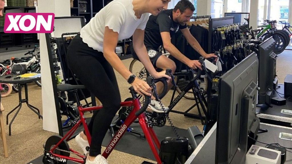 Wethouder Daphne de Kruif van Woudenberg trapt virtuele tijdrit La Vuelta af. Foto: Facebookpagina Gemeente Woudenberg