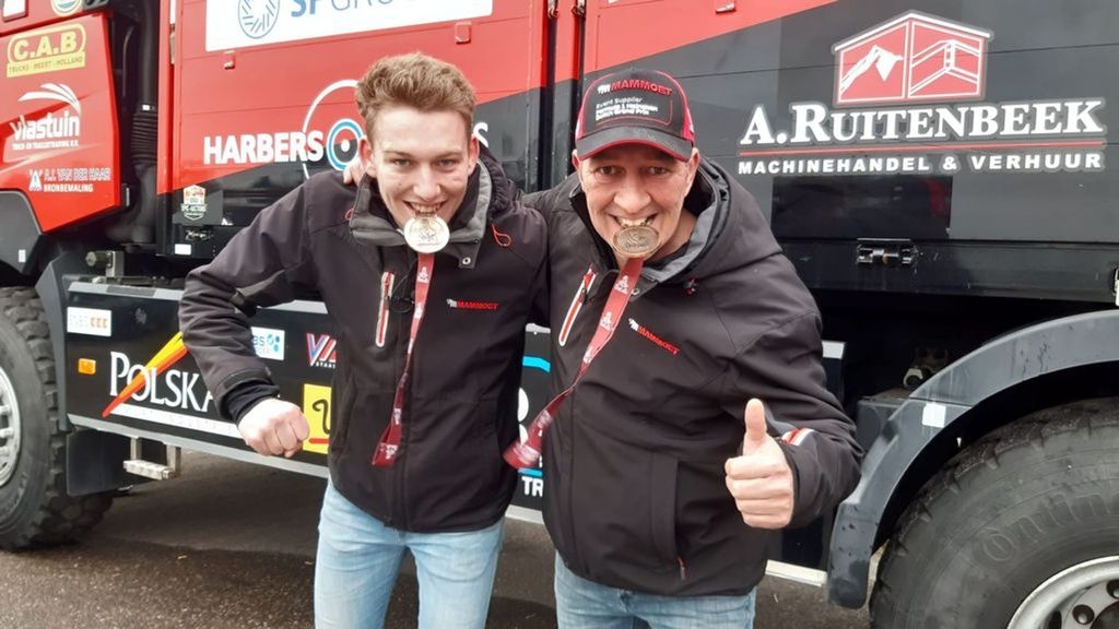 Zoon Mitchel en vader Martin van den Brink met de medaille van de Dakar Rally 2022. Foto: Omroep Gelderland