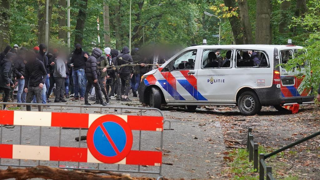 De rellende supporters hebben een politiebus vernield. Foto: Persbureau Heitink De rellende supporters hebben een politiebus vernield. Foto: Persbureau Heitink