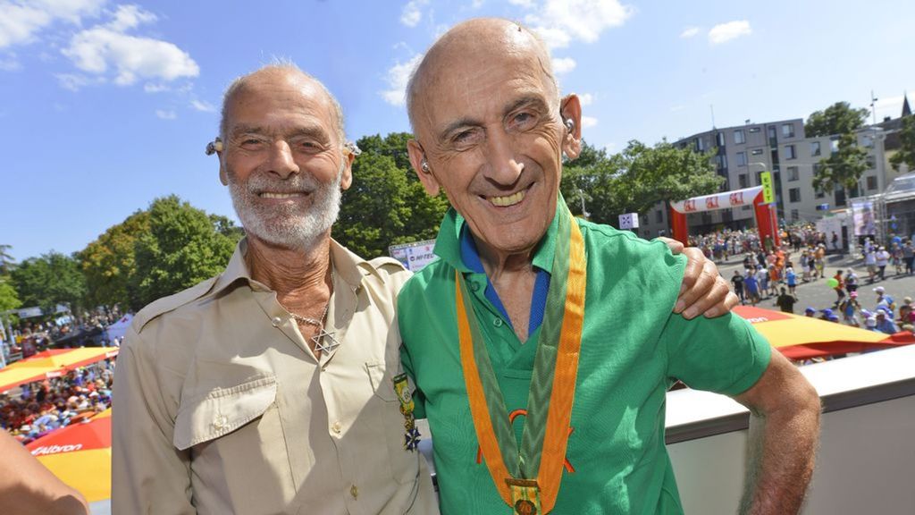 Dick Koopman (links) met recordloper Bert van der Lans (rechts). Foto: ANP Dick Koopman (links) met recordloper Bert van der Lans (rechts). Foto: ANP