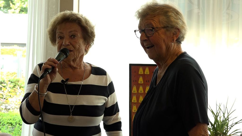 Annie van Dalen roept al tien jaar de bingo nummers om in het dorpshuis. Foto: Omroep Gelderland