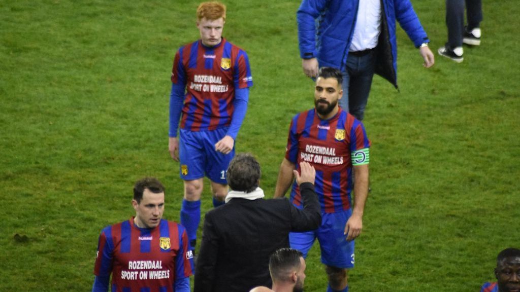 De spelers van DVS beseffen dat het voorbij is. Foto: Omroep Gelderland De spelers van DVS beseffen dat het voorbij is. Foto: Omroep Gelderland